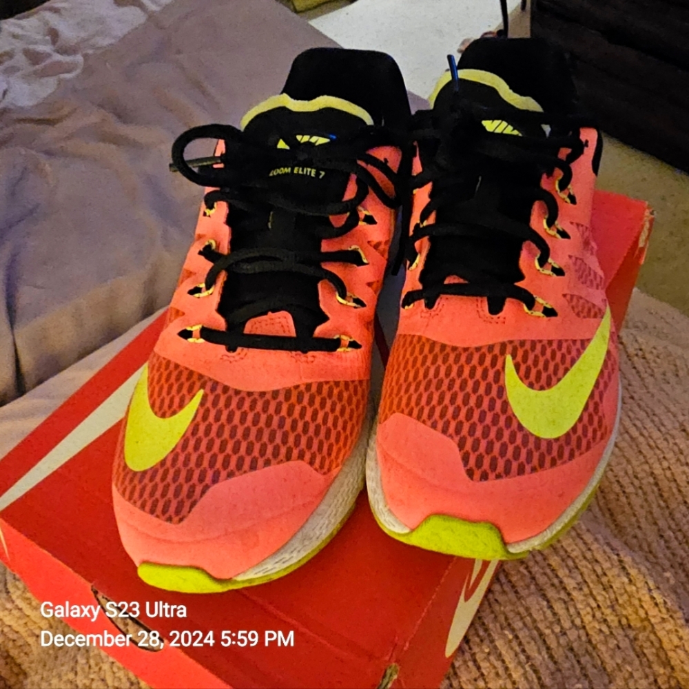 Women's NIKE ZOOM ELITE7 SIZE 9.5